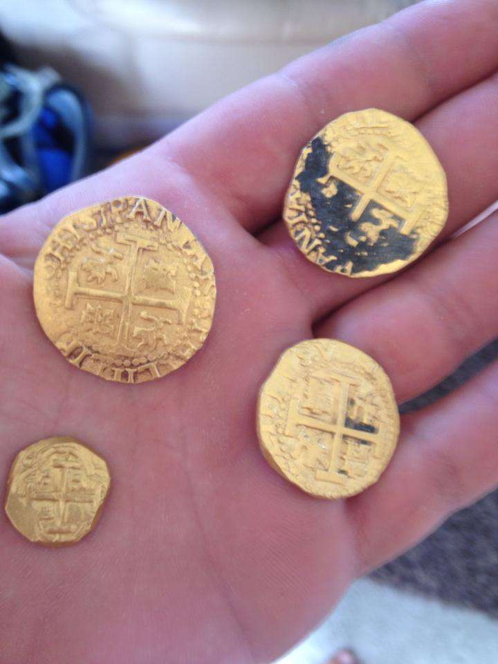 Four escudo (gold) coins that date back to
1700s Peru found by the Booty Salvage company
off the coast of Fort Pierce in Florida.
