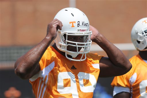 Former football players sue NCAA over concussions 