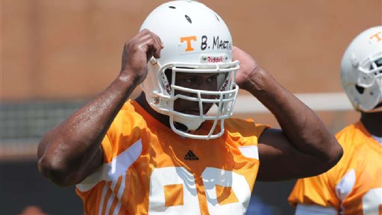 Former football players sue NCAA over concussions