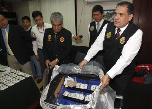 Peruanos "artistas" de la falsificación de dólares