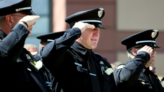 Comunidad participa en funeral de policía caido
