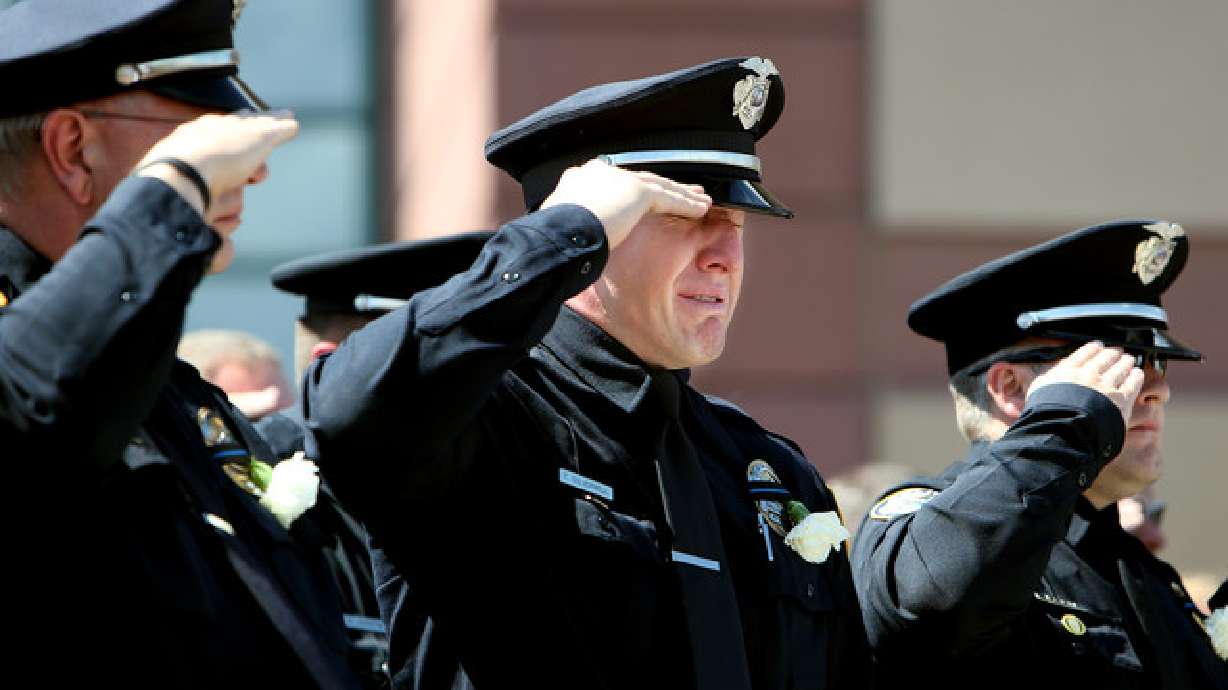 Comunidad participa en funeral de policía caido