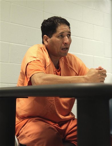 Dos niños quedan solos cuando deportan al padre