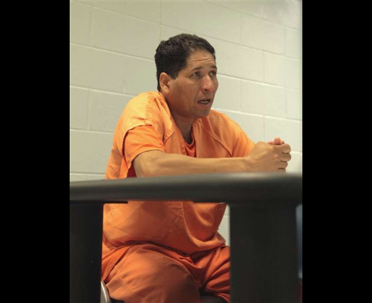 Dos niños quedan solos cuando deportan al padre