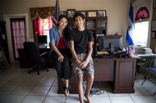 Dos niños quedan solos cuando deportan al padre