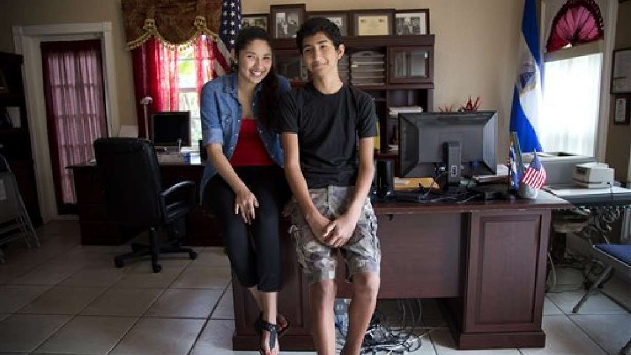 Dos niños quedan solos cuando deportan al padre