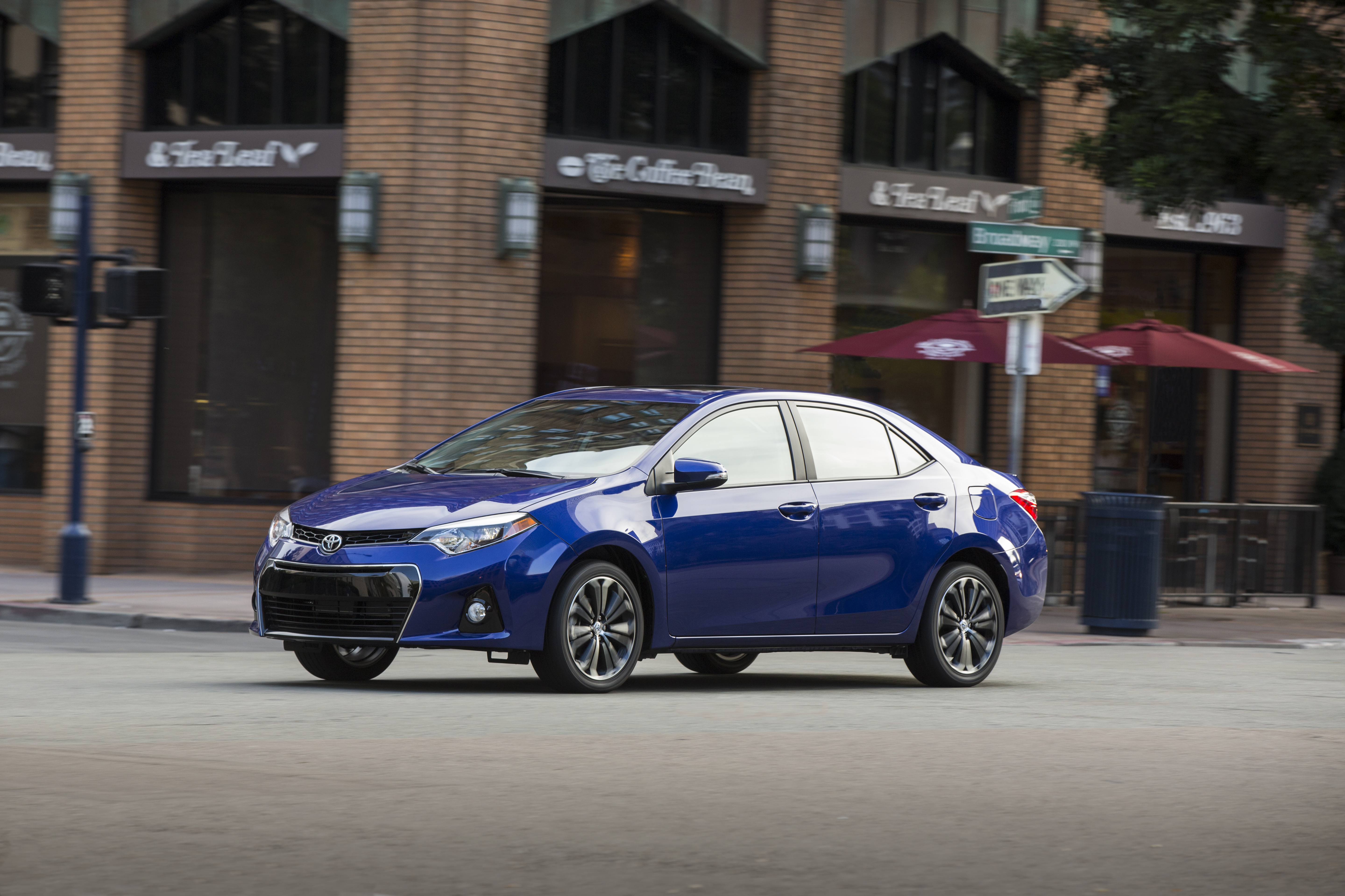 El auto más popular entre la comunidad Latina, el Toyota Corolla, renueva su look para el 2014