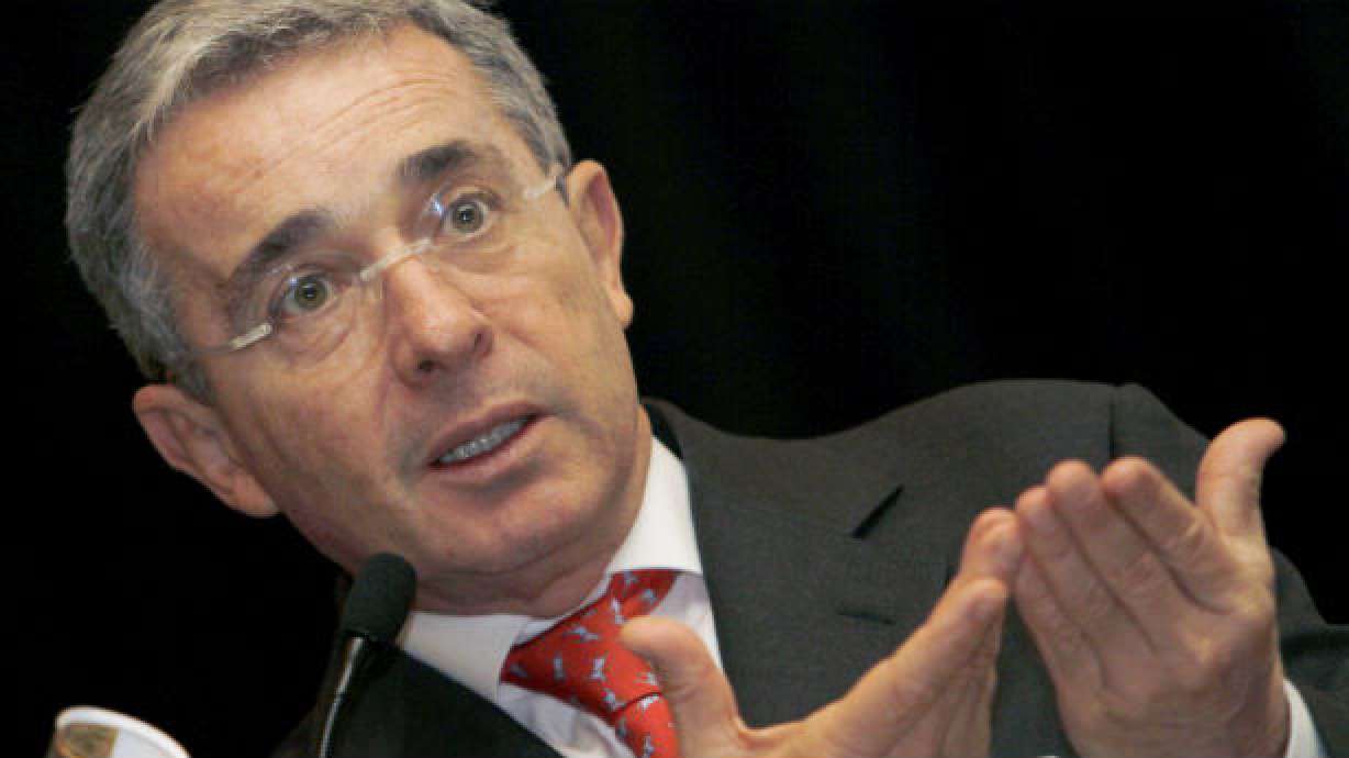 Ex presidente Uribe lanza postulación