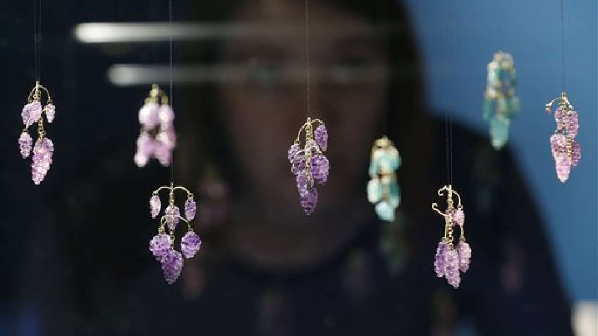 Cheapside Hoard puts 17th-century bling on display