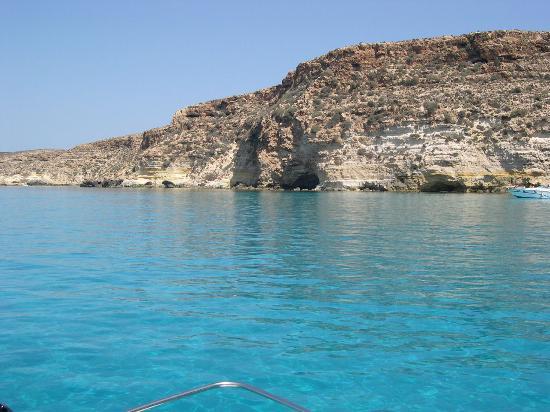 Another migrant ship capsizes off Italy; 27 dead 