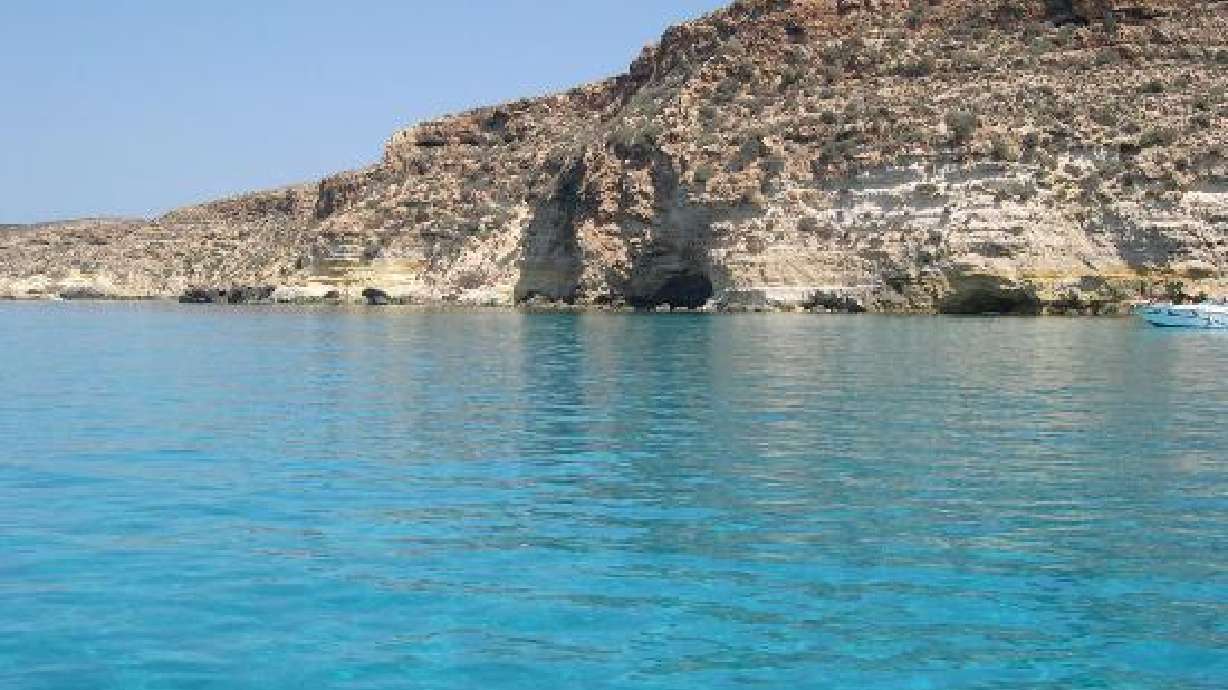 Another migrant ship capsizes off Italy; 27 dead