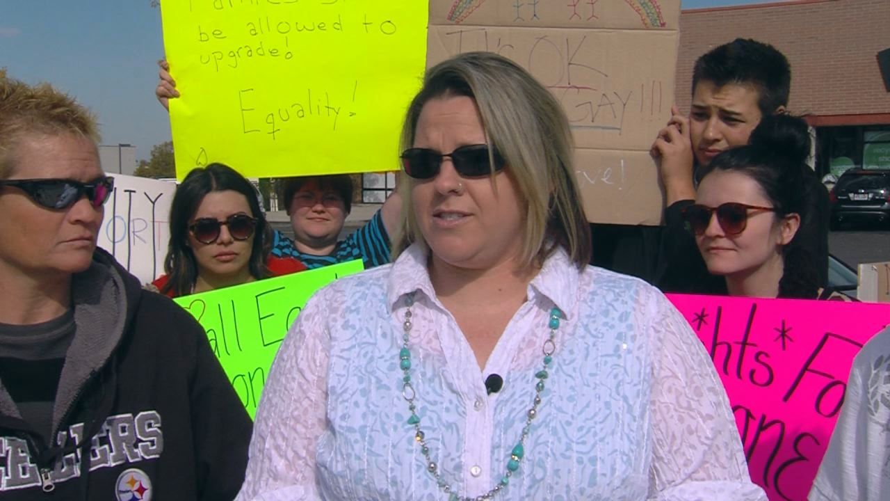 Lesbian couple claims discrimination at AT&T store 