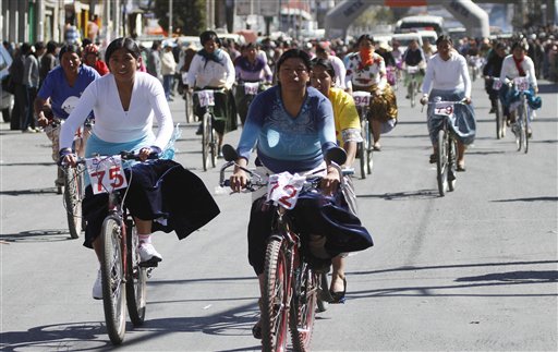 Colorida carrera ciclista de "cholitas" en Bolivia
