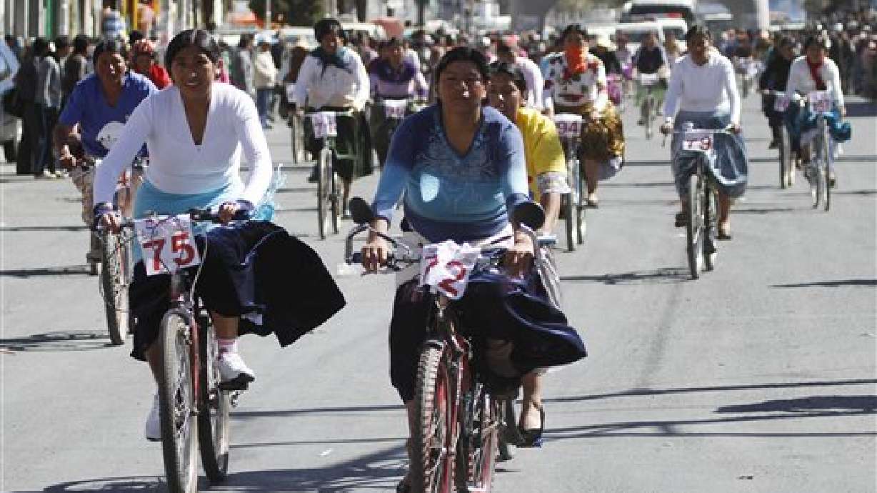 Colorida carrera ciclista de "cholitas" en Bolivia