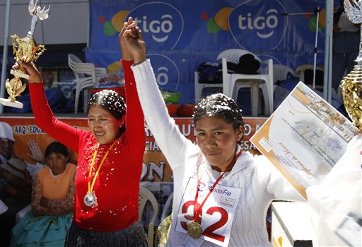 Colorida carrera ciclista de "cholitas" en Bolivia