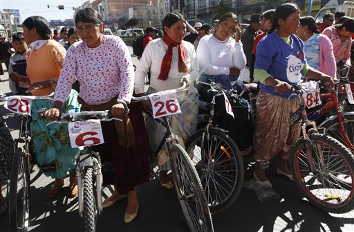 Colorida carrera ciclista de "cholitas" en Bolivia