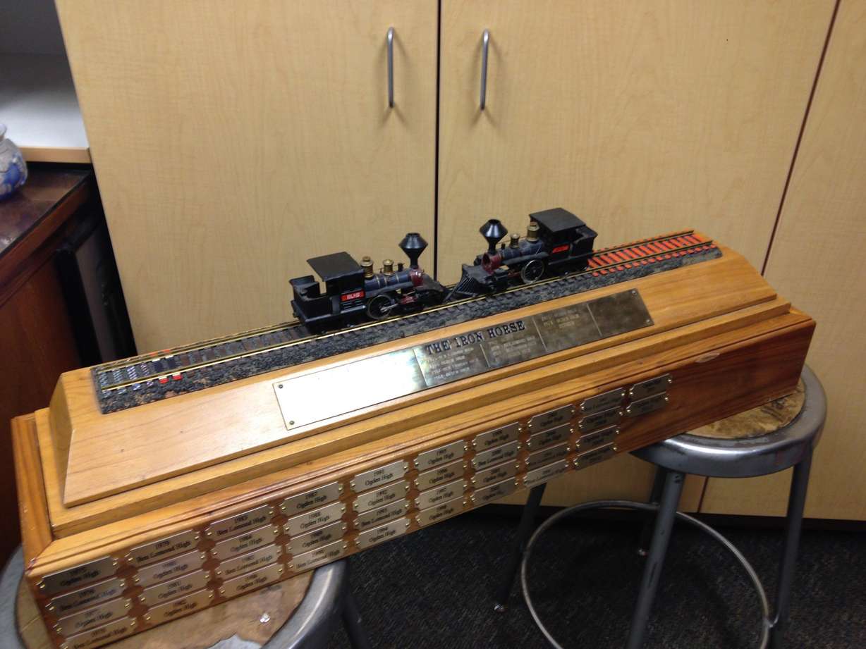 5 of the best traveling trophies in high school football