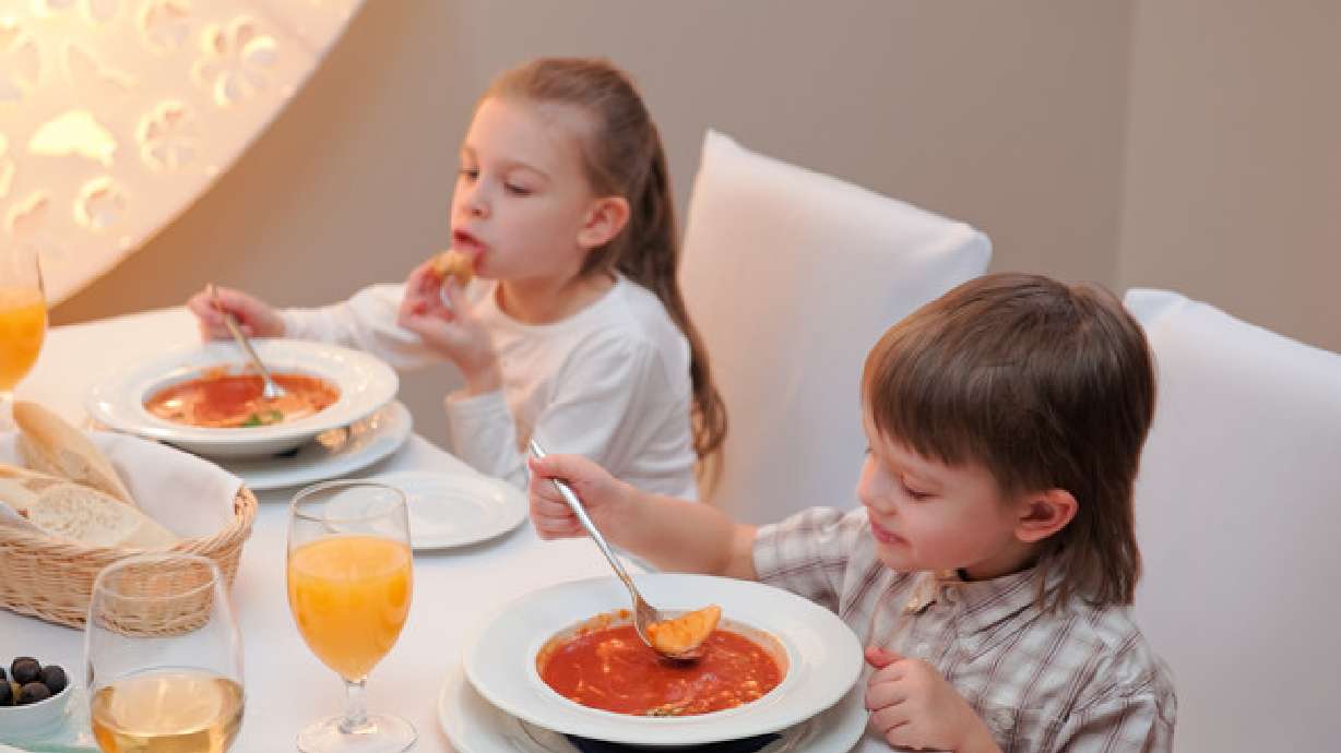 Cenamos afuera: cómo enseñar buenos modales a los niños con juegos