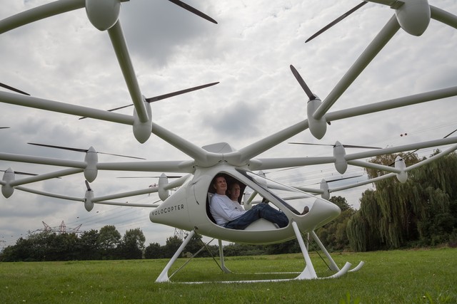 Volocopter: 18-propeller electric helicopter takes flight