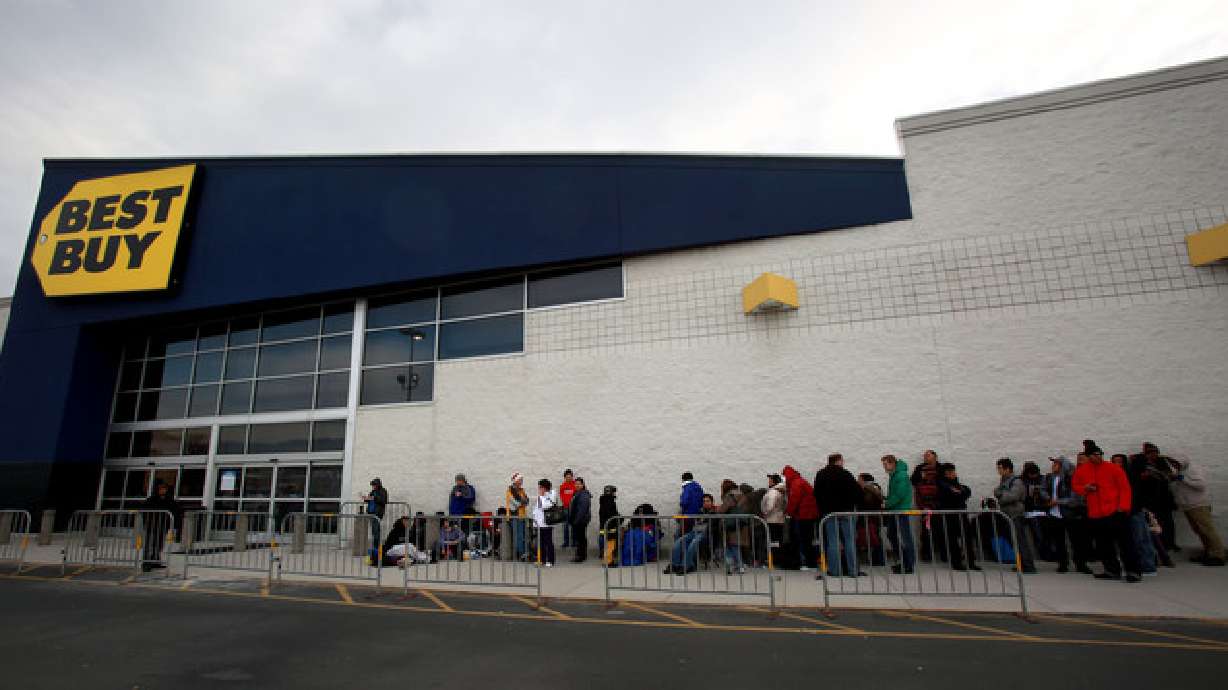 Thousands snag deals on Thanksgiving day