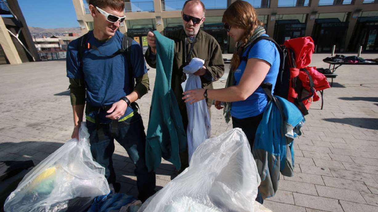 Volunteers spend Black Friday sharing gift of warmth