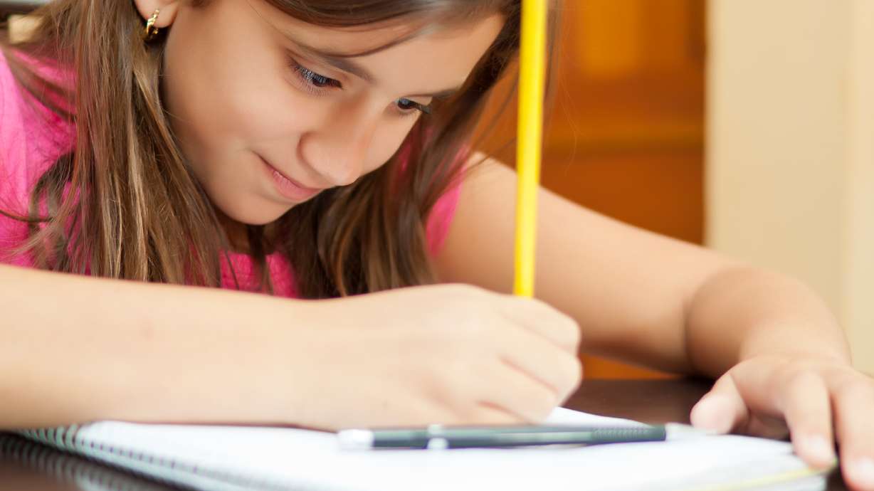 Directora de escuela prohíbe hablar español en el establecimiento