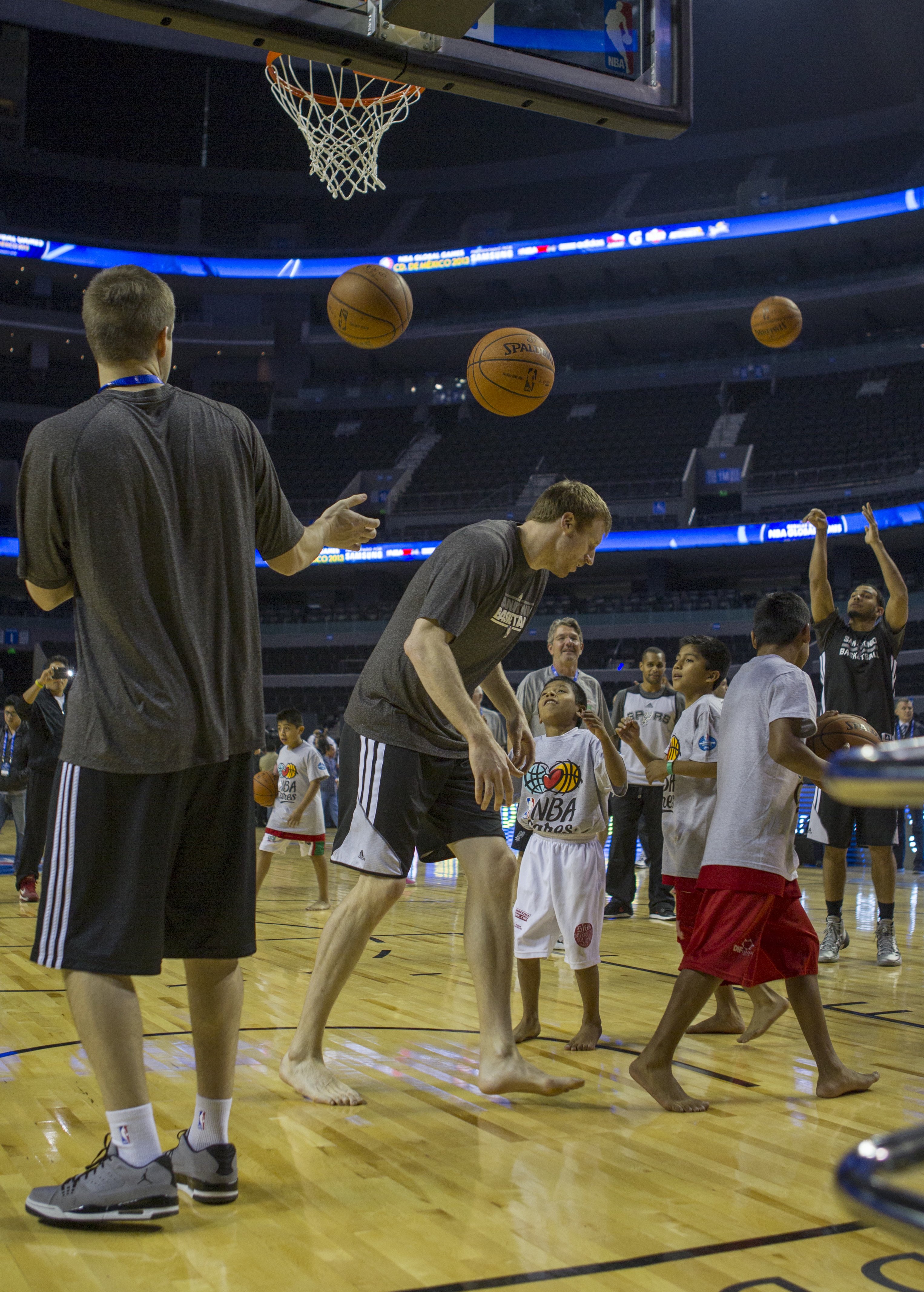 Los Spurs practican con niños indígenas en México