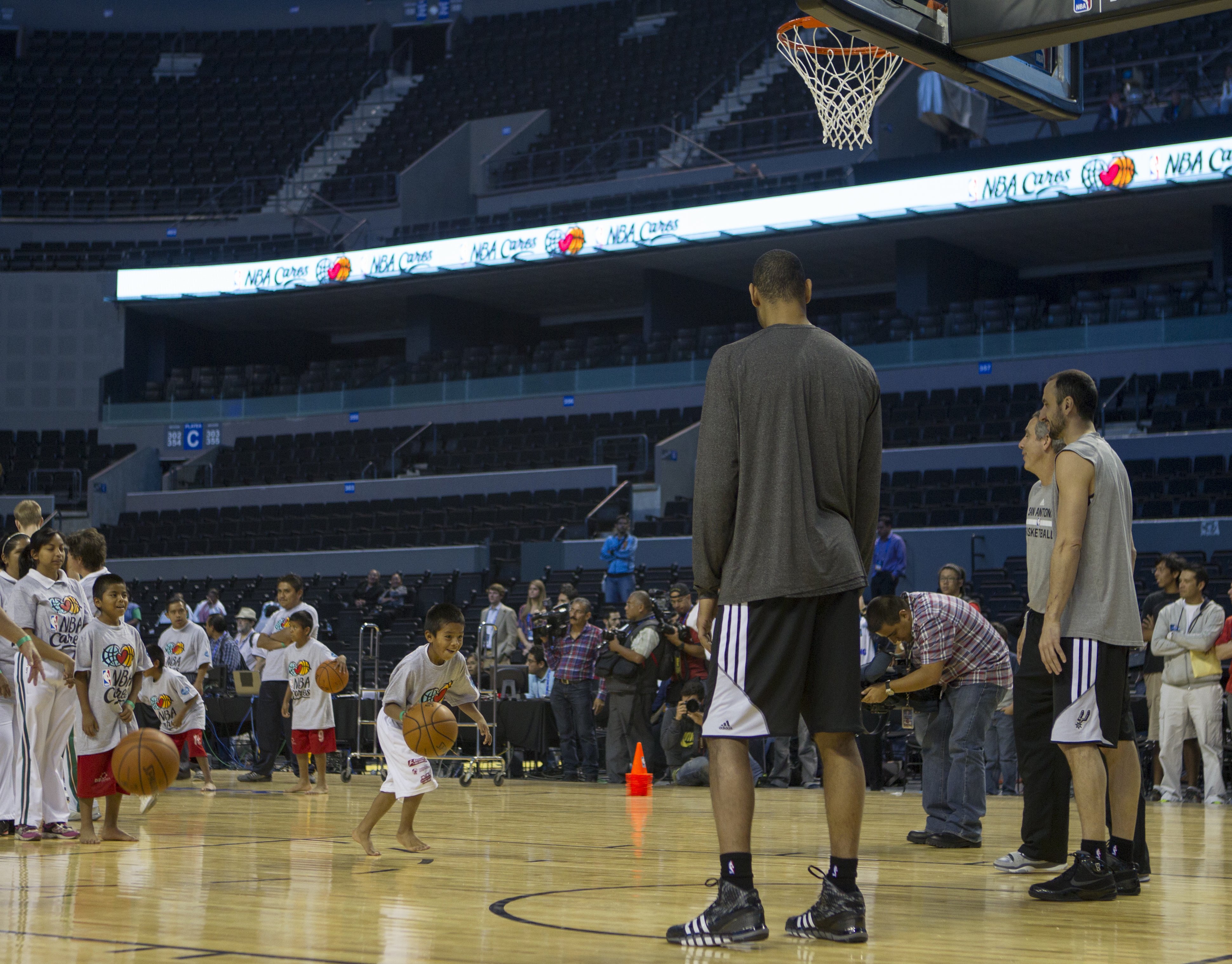 Los Spurs practican con niños indígenas en México