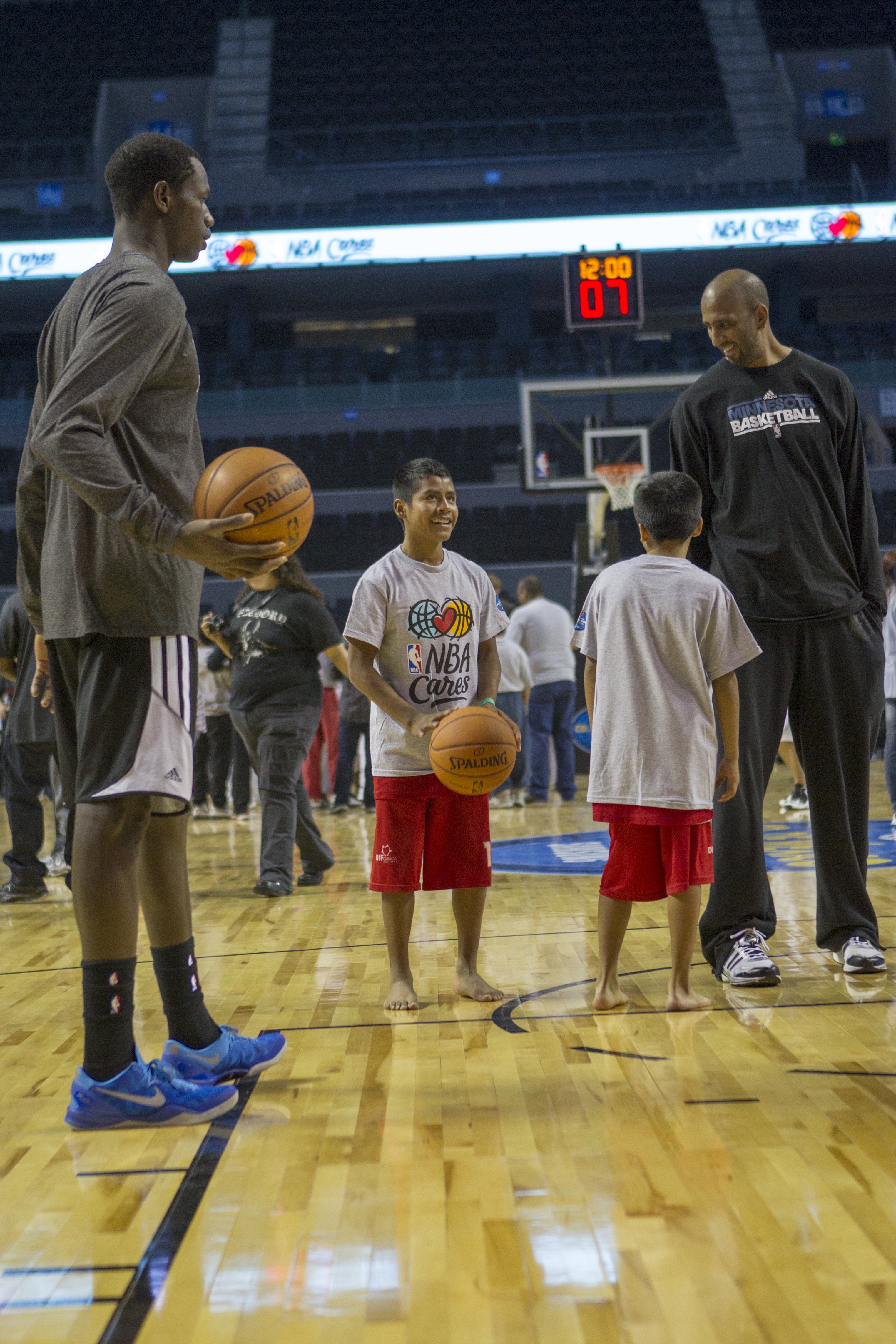 Los Spurs practican con niños indígenas en México
