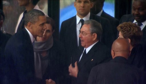 Obama y Raúl Castro se estrechan la mano