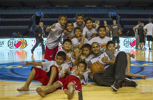 Reciben como héroes a jugdores de basket triquis en Los Angeles