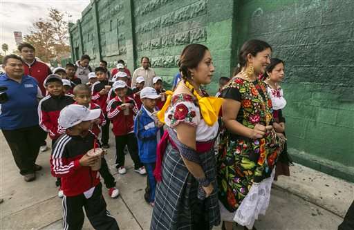 Reciben como héroes a jugdores de basket triquis en Los Angeles