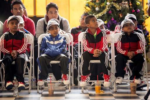 Reciben como héroes a jugdores de basket triquis en Los Angeles