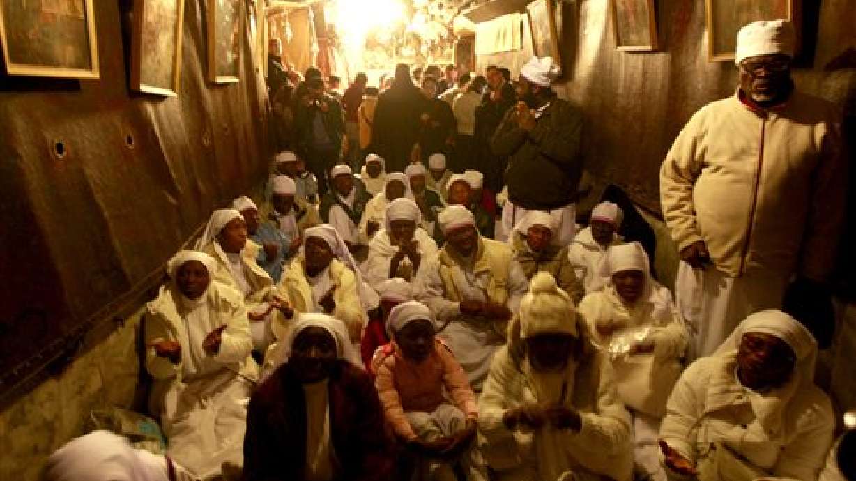 Multitud se reúne en Belén para la navidad