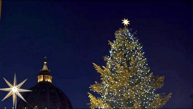 Christmas tree fire burns Santa home in Vegas mall 