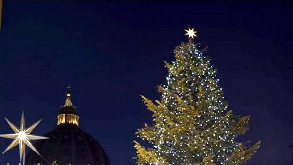 Christmas tree fire burns Santa home in Vegas mall