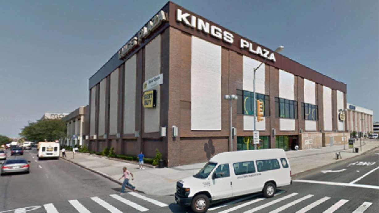 Mob of teens overruns mall in Brooklyn, New York