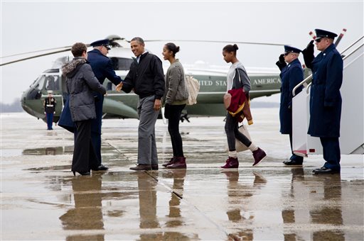 Obama y sus hijas terminan vacaciones en Hawái