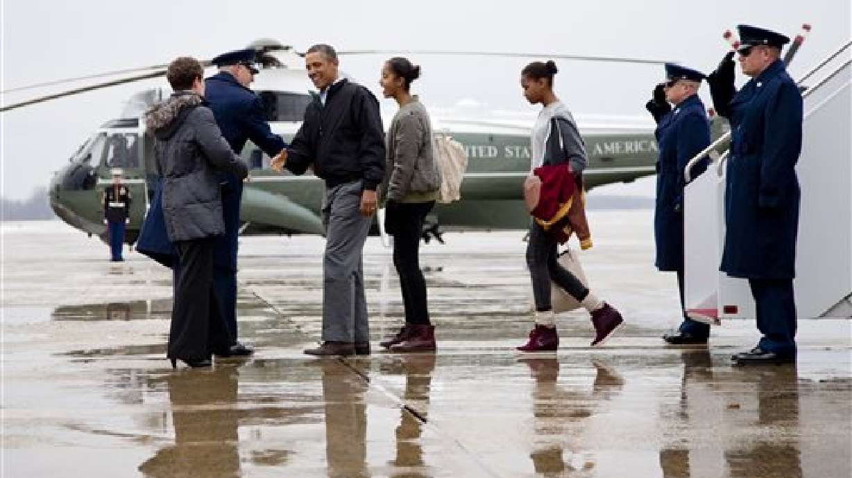 Obama y sus hijas terminan vacaciones en Hawái