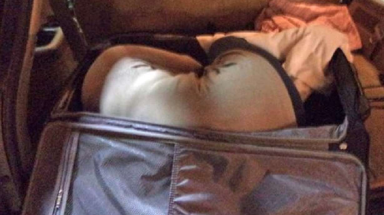 Aduaneros de EEUU hallan mujer dentro de maleta