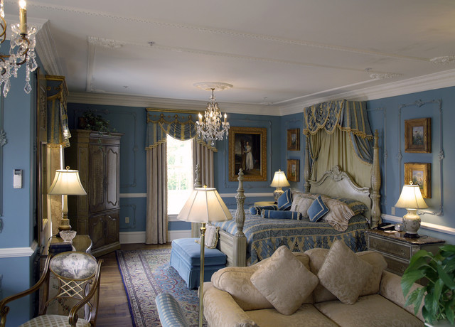 Each of the 20 guest rooms captures a different 
period or theme. The Renaissance room is 
pictured here.