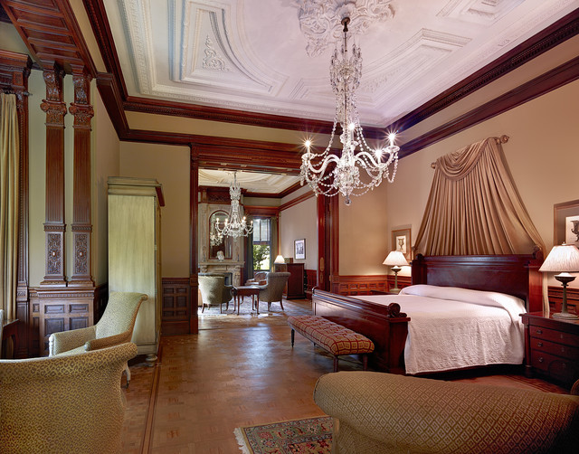 The two-room Grand Mansion Suite is lit by two
original Italian chandeliers and has two marble
gas fireplaces.