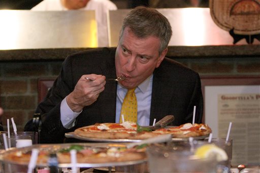 Captan alcalde de NY comiendo pizza con cubiertos