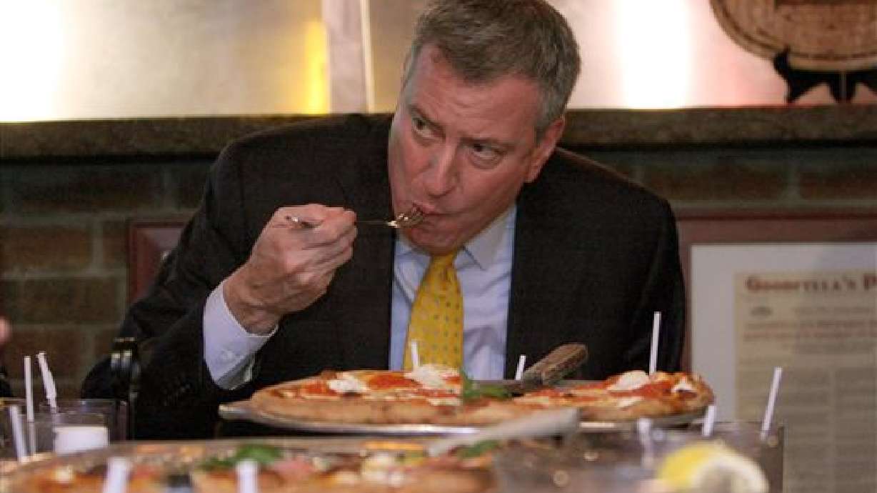 Captan alcalde de NY comiendo pizza con cubiertos