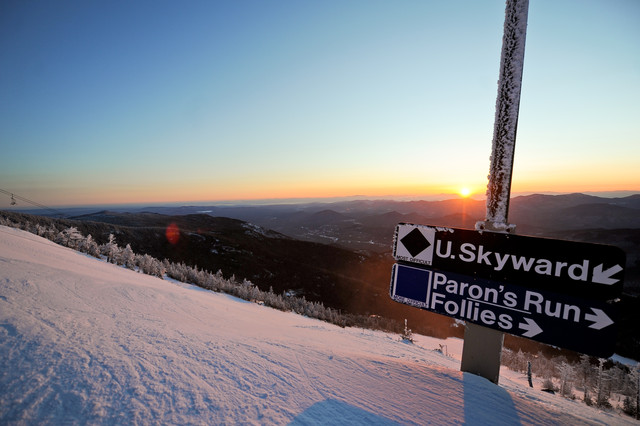 New York's Whiteface Mountain and the Skyward
run have unbeatable views over the snow-
dusted forests of the Adirondacks. "Skyward
is one of my favorite runs because it's
steep, wide open and for my money you can't
beat the view anywhere in the world," says
Andrew Weibrecht, Super G bronze medalist at
the 2010 winter Olympics.