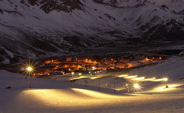 Famous for its black ratings and also a popular 
heli-skiing destination, this resort has one of 
the world's longest ski runs, an unnamed 
descent made up of three intermediate-level 
runs: Cenidor, Marte and Mercurio. At 15 miles 
long, it's widely regarded as one of South 
America's best runs.