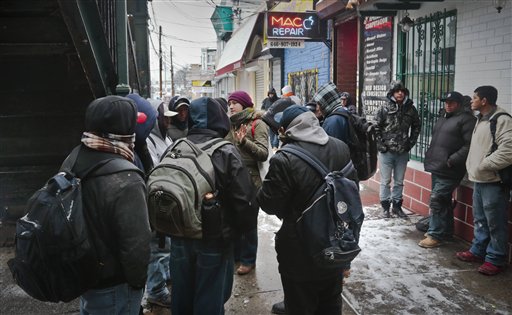 Jornaleros en esquinas ya no están solos