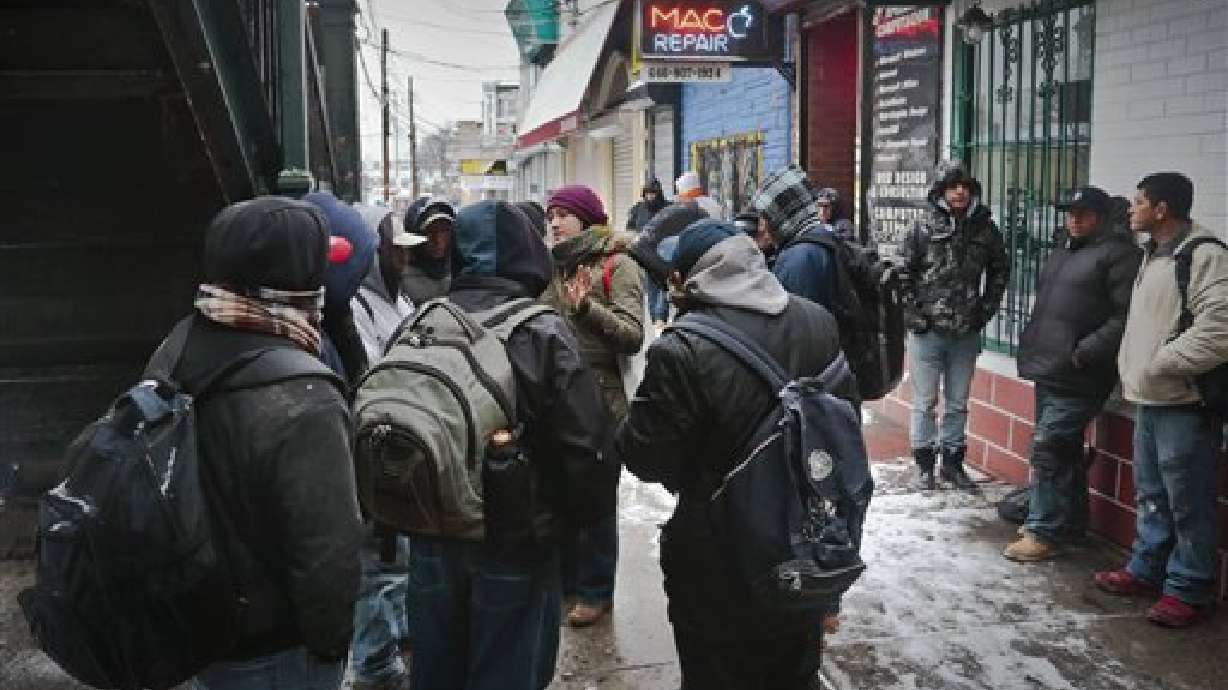 Jornaleros en esquinas ya no están solos