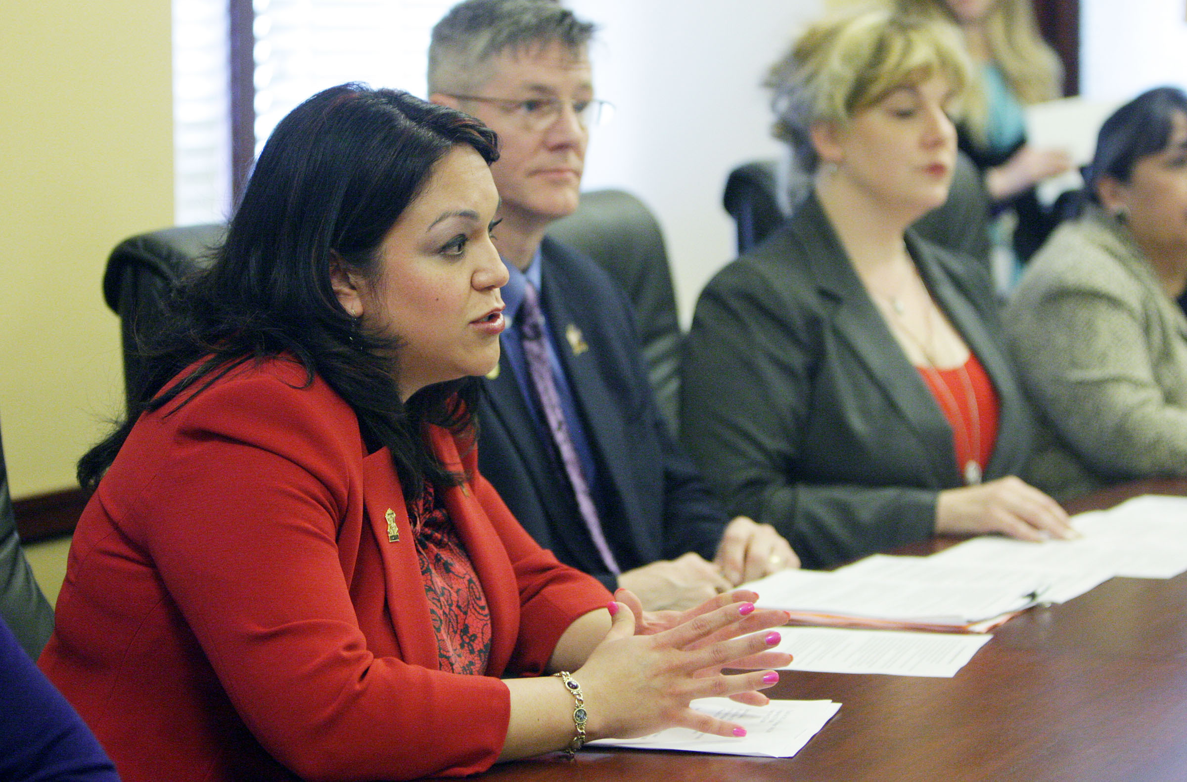 Legisladora Latina de Utah dice "si" en el piso del Senado