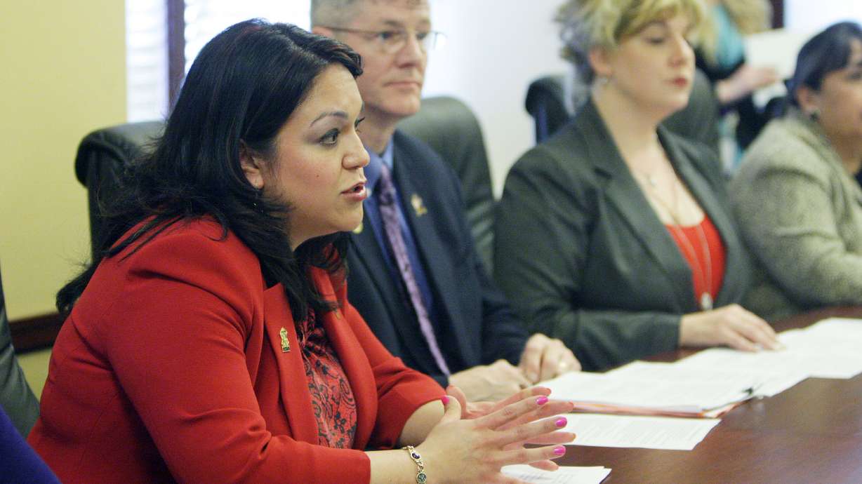 Legisladora Latina de Utah dice "si" en el piso del Senado